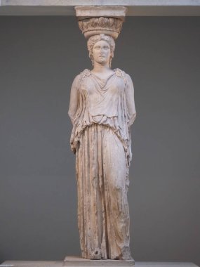 LONDON, İngiltere - CIRCA SEPTEMBER 2019: Atina Akropolü 'nden Caryatid, kalem mermer, M.Ö. 415 civarında, British Museum' da
