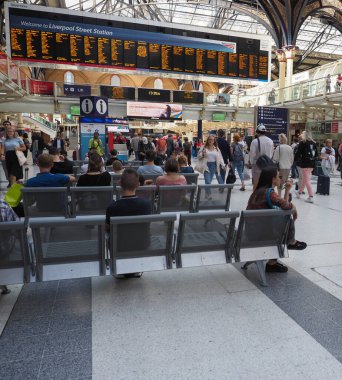 LONDON, İngiltere - CRCA SEPTEMBERİ 2019: Liverpool Street Station 'dakiler