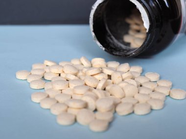 B vitamini B vitamini kompleksi, B1 B2 B3 B5 B6 B12 ve D3 vitaminleri vejetaryenler ve vejetaryenler için uygundur.