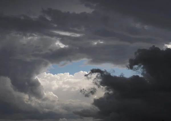 Szare Burzliwe Niebo Chmurami Ciemnym Panoramą Miasta Przydatne Jako Tło — Zdjęcie stockowe