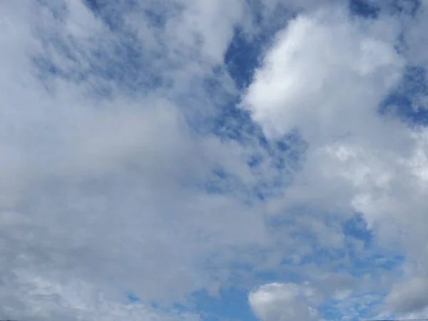 Cielo Azul Con Nubes Útiles Como Fondo —  Fotos de Stock