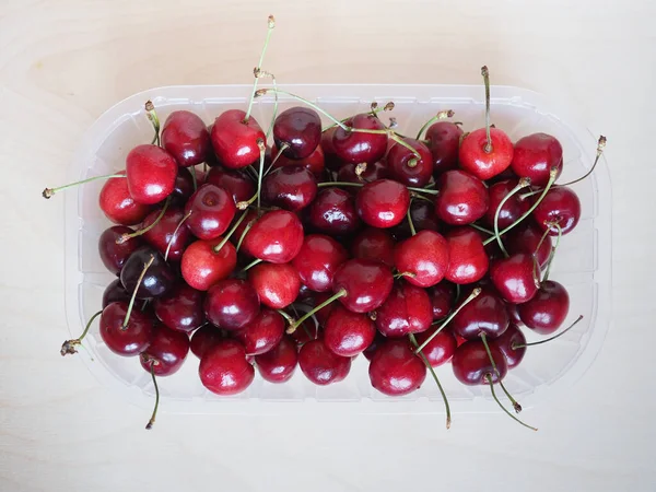 Cerises Rouges Dans Panier Plastique Sur Une Table Bois — Photo