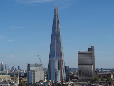 LONDON, İngiltere - CIRCA SEPTEMBER 2019: İtalyan mimar Renzo Piano tarafından tasarlanan Çömlek Gökdeleni, kentteki en yüksek binadır
