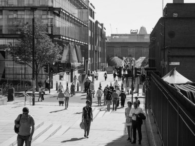 LONDON, UK - CIRCA SEPTEMBER 2019: Güney Şeria elektrik santralindeki Tate Modern Sanat Galerisi Millennium Köprüsü 'nden siyah beyaz olarak görüldü