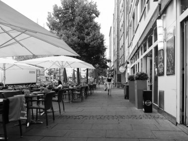 KOELN, GERMANY - CIRCA AUGust 2019: Altstadt 'taki (eski kasaba) Alter Markt (eski pazar) tarihi meydanı, şimdi siyah beyaz barlar ve barlar ile gece hayatının merkezidir.