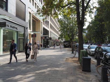 DUESSELDORF, ALMANY - CIRCA AĞUSTOS 2019: Koenigsallee ana caddesindeki insanlar