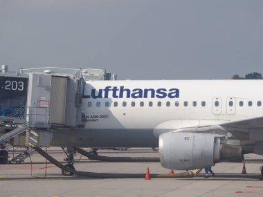 MUENCHEN, ALMANY - CIRCA AĞUSTOS 2019: Lufthansa Airbus A320-200 havaalanına park etti