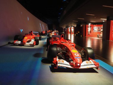 TURIN, İTALYA - CIRCA Kasım 2019: Turin otomobil müzesinde eski yarış arabaları