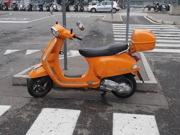 Τουριν Ιταλια Circa Οκτωβριοσ 2019 Πορτοκαλί Ιταλική Μοτοσικλέτα Σκούτερ Vespa — Φωτογραφία Αρχείου