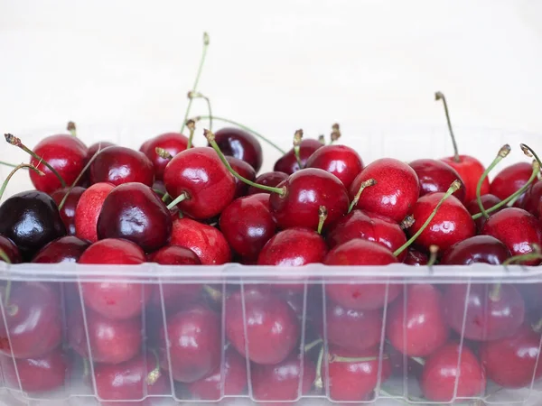 Cerises Rouges Dans Panier Plastique Sur Une Table Bois — Photo