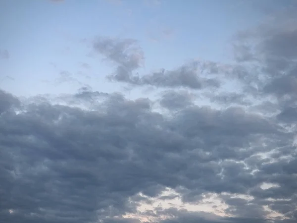 暴风雨般的深蓝色天空 以云为背景 — 图库照片