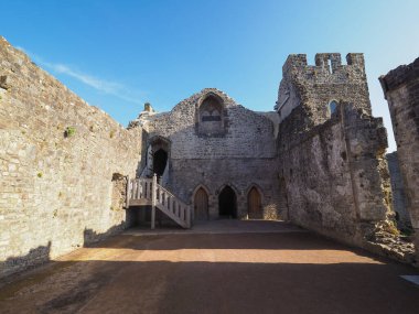 CHEPSTOW, İngiltere - CIRCA SEPTEMBER 2019: Chepstow Kalesi kalıntıları (Castell Cas-gwent in Welsh)