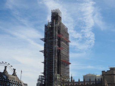 LONDON, İngiltere - CIRCA EPTEMBER 2019: Büyük Ben koruma çalışmaları Parlamento Evleri namı diğer Westminster Sarayı 'nda