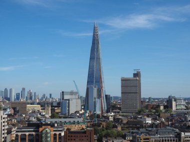 LONDON, İngiltere - CIRCA SEPTEMBER 2019: İtalyan mimar Renzo Piano tarafından tasarlanan Çömlek Gökdeleni, kentteki en yüksek binadır