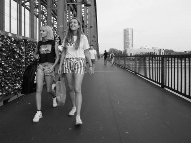 KOELN, GERMANY - CIRCA AUGust 2019: Hohenzollernbruecke (Hohenzollern Köprüsü) siyah beyaz Rhein Nehri 'ni geçer