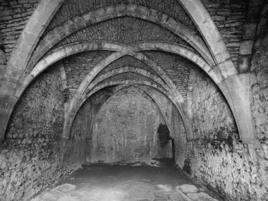 CHEPSTOW, İngiltere - CIRCA SEPTEMBER 2019: Chepstow Kalesi kalıntıları (Galce Castell Cas-gwent in Welsh) siyah beyaz