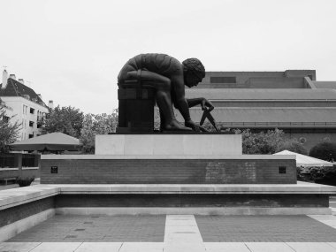 LONDON, İngiltere - SİRKA SEPTEMBER 2019: William Blake 'in İngiliz Kütüphanesi' nde siyah beyaz Eduardo Paolozzi heykeli