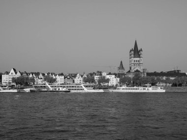 KOELN, GERMANY - CIRCA AĞUSTOS 2019: Siyah beyaz nehirden şehrin ufuk çizgisi