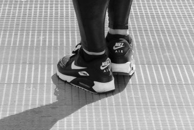 Londra, İngiltere - CIRCA EPTEMBERİ 2019: Siyah-beyaz ayakkabılarda Nike hava maksimum işareti