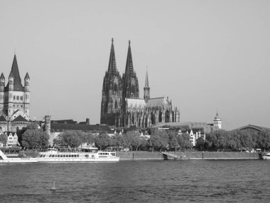 KOELN, GERMANY - CIRCA AUGust 2019: Koelner Dom Hohe Domkirche Sankt Petrus (anlamı St Peter Katedrali) siyah beyaz gotik kilise