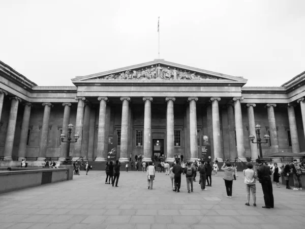 2019年9月9日 Circa 穿着黑白服装参观大英博物馆的游客 — 图库照片