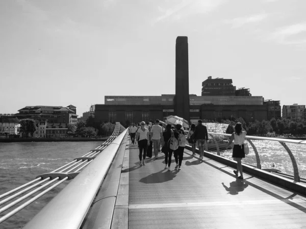 ロンドン イギリス Circa 2019年9月 黒と白のミレニアムブリッジから見たサウスバンク発電所の現代美術ギャラリーをテイト — ストック写真