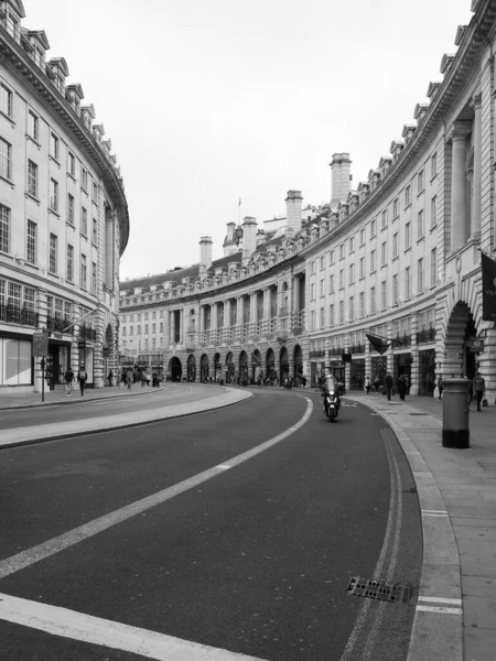ロンドン イギリス Circa 9月2019 黒と白のリージェントストリート三日月の人々 — ストック写真