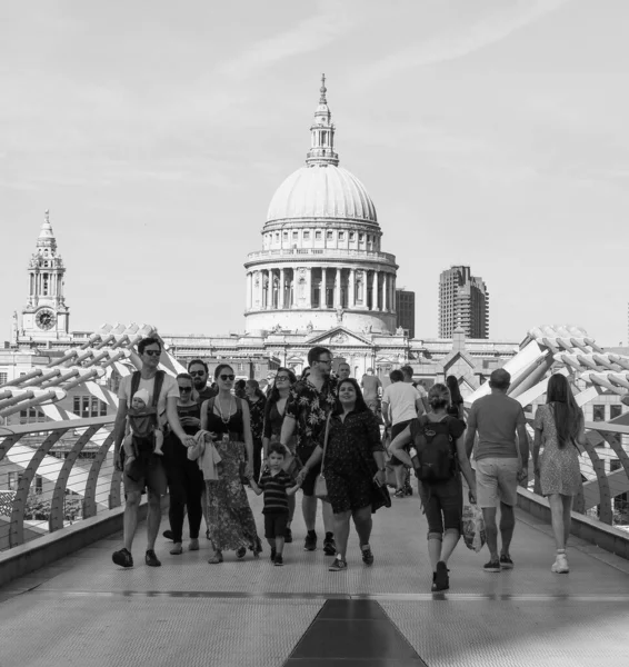 Londres Reino Unido Circa Septiembre 2019 Gente Cruzando Puente Del — Foto de Stock