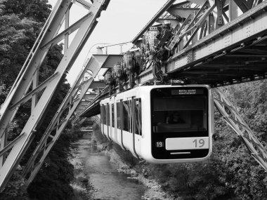 WUPPERTAL, GERMANY - CIRCA AUGust 2019: Wuppertaler Schwebebahn (anlamı Wuppertal Askılık Demiryolu) River Wupper üzerinde dünyanın en eski elektrikli demiryoludur.