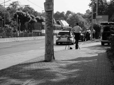 DUESSELDORF, GERMANY - CIRCA AĞUSTOS 2019: Alman Polisi (polis) hız kamerasını siyah beyaz olarak kontrol ediyor