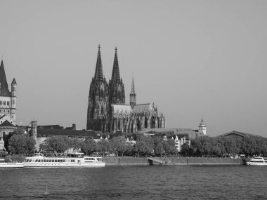 KOELN, GERMANY - CIRCA AUGust 2019: Koelner Dom Hohe Domkirche Sankt Petrus (anlamı St Peter Katedrali) siyah beyaz gotik kilise