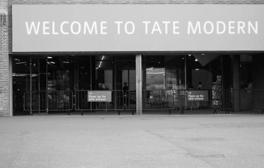 LONDON, UK - CIRCA SEPTEMBER 2019: Tate Modern Sanat Galerisi South Bank elektrik santralinde siyah beyaz