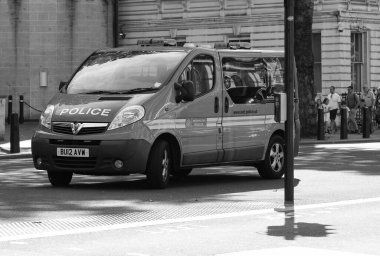 LONDON, İngiltere - CIRCA EPTEMBER 2019: Siyah beyaz Metropolitan Polis minibüsü