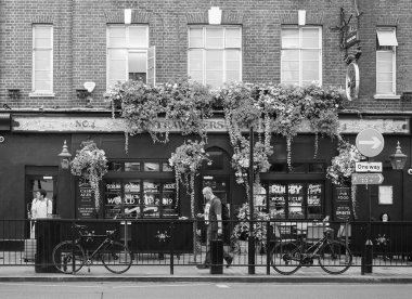 LONDON, İngiltere - CIRCA SEPTEMBER 2019: Victoria Koç İstasyonu 'nun karşısındaki Gezginler Tavernası