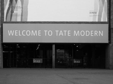LONDON, UK - CIRCA SEPTEMBER 2019: Tate Modern Sanat Galerisi South Bank elektrik santralinde siyah beyaz