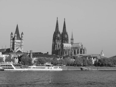 KOELN, GERMANY - CIRCA AUGust 2019: Koelner Dom Hohe Domkirche Sankt Petrus (anlamı St Peter Katedrali) siyah beyaz gotik kilise