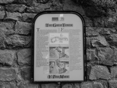 CHEPSTOW, İngiltere - CIRCA SEPTEMBER 2019: Chepstow Şatosu (Castell Cas-gwent in Welsh) siyah-beyaz