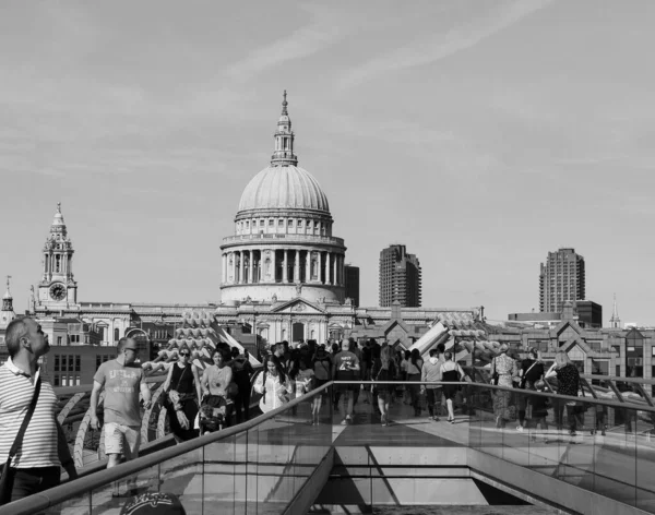London Circa September 2019 People Crossing Millennium Bridge River Thames — Stock Photo, Image