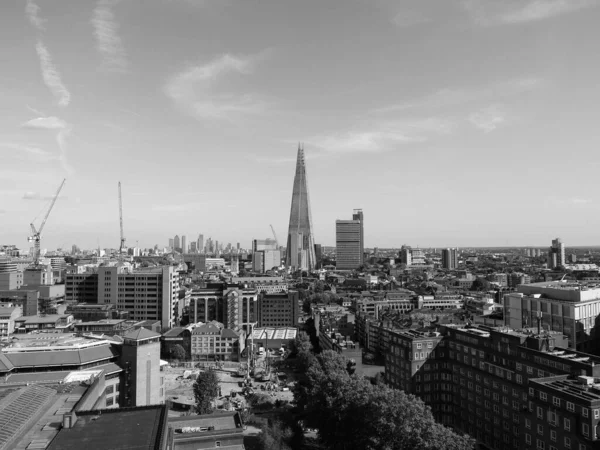 ロンドン イギリス Circa 2019年9月 黒と白でレンゾ ピアノによるシャード超高層ビルとロンドンのスカイラインの景色 — ストック写真