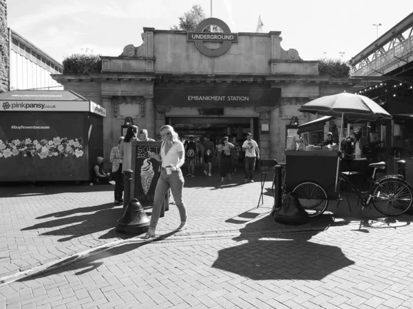 London Circa September 2019 Bahn Station Embankment Schwarz Weiß — Stockfoto