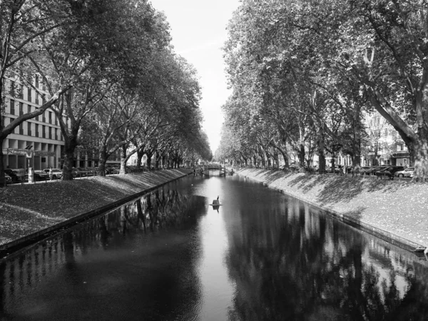 Duesseldorf Tyskland Circa August 2019 Stadtgraben Kanal Koenigsallee Höggata Svartvitt — Stockfoto