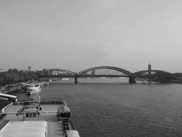 ケルン ドイツ Circa 2019年8月 ライン川を渡るホーエンツォレルン橋 ホーエンツォレルン橋を意味する ライン黒と白 — ストック写真