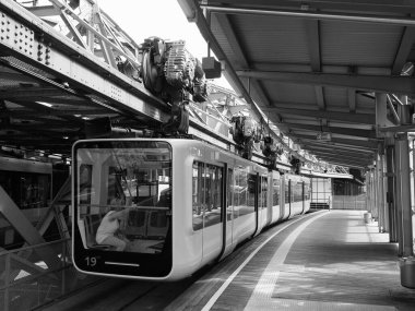 WUPPERTAL, GERMANY - CIRCA AUGust 2019: Wuppertaler Schwebebahn (anlamı Wuppertal Askılık Demiryolu) River Wupper üzerinde dünyanın en eski elektrikli demiryoludur.