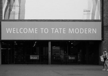 LONDON, UK - CIRCA SEPTEMBER 2019: Tate Modern Sanat Galerisi South Bank elektrik santralinde siyah beyaz