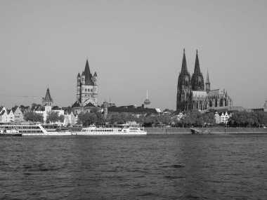 KOELN, GERMANY - CIRCA AĞUSTOS 2019: Siyah beyaz nehirden şehrin ufuk çizgisi
