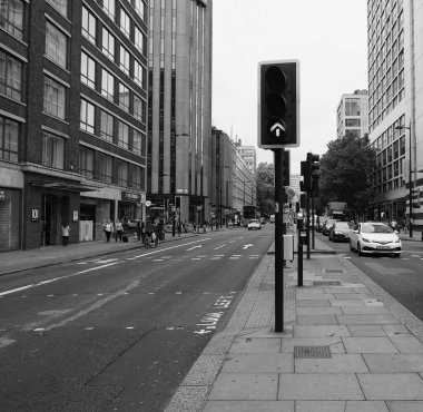 LONDON, UK - CIRCA SEPTEMBER 2019: Euston Yolu Londra 'da siyah beyaz