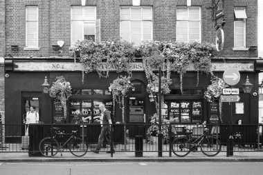 LONDON, İngiltere - CIRCA SEPTEMBER 2019: Victoria Koç İstasyonu 'nun karşısındaki Gezginler Tavernası