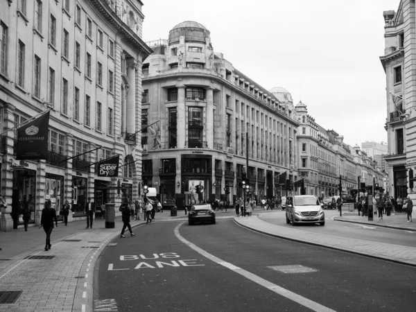 ロンドン イギリス Circa 2019年9月 黒と白のリージェントストリートの人々 — ストック写真
