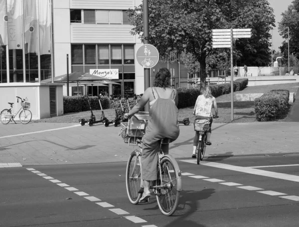 2019年8月8日 德国科伦 Circa 城市中心骑自行车的妇女 黑与白相间 — 图库照片