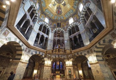 AÇEN, GERMANY - CRCA AĞUSTOS 2019: Aachener Dom Katedrali 'ndeki Şarlman Palatine Şapeli